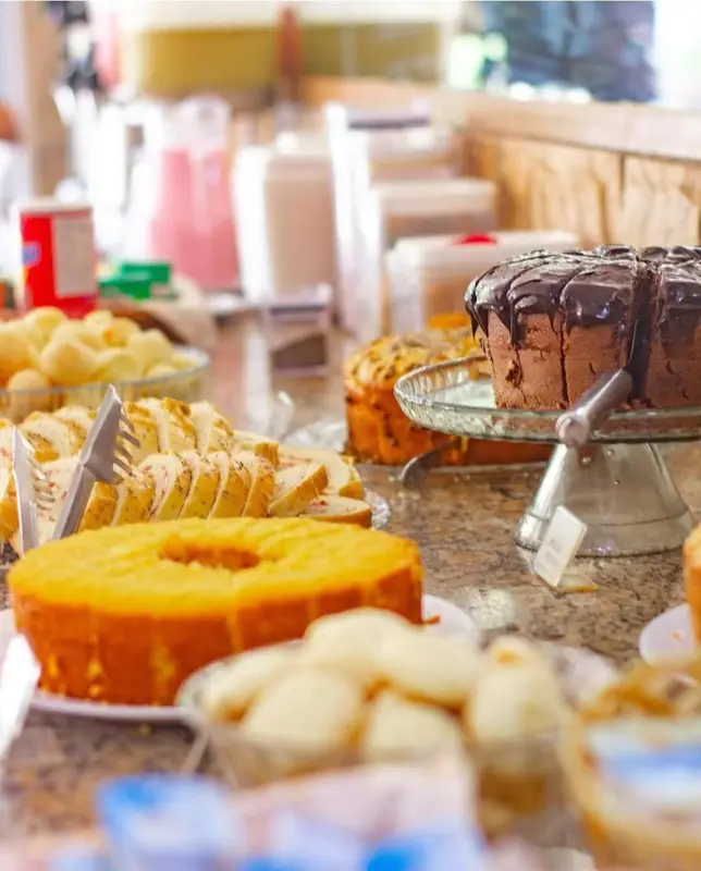 Un buffet propose une variété de pâtisseries et de fruits.