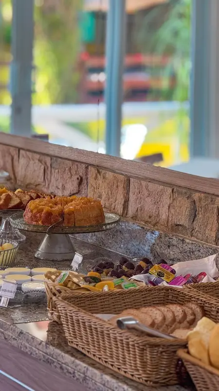 Un buffet propose des pâtisseries et des viennoiseries.