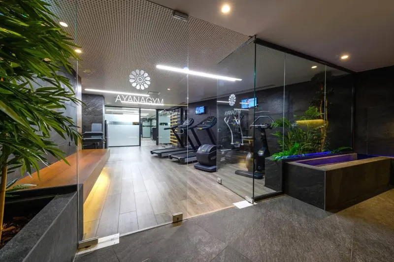 Une salle de sport lumineuse avec des équipements de fitness et une décoration intérieure moderne.