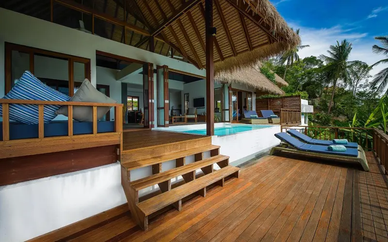 Terrasse en bois avec salon d'extérieur et petite piscine.