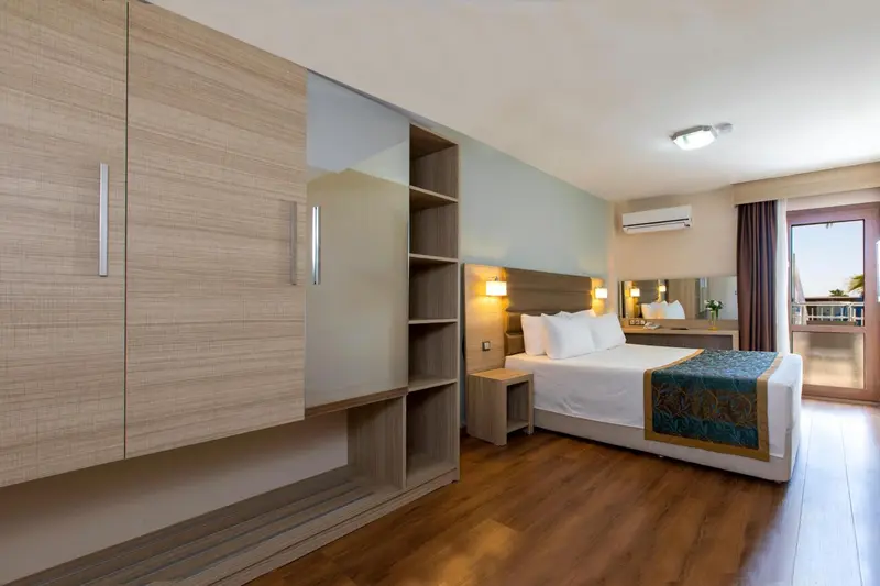 Une chambre lumineuse avec un grand lit et un espace de rangement.