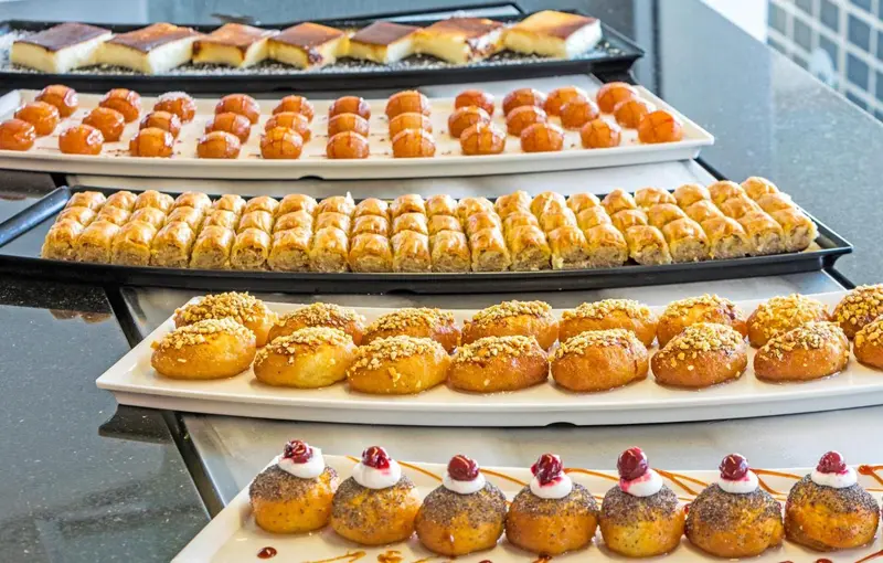Présentation de pâtisseries orientales sur un buffet.