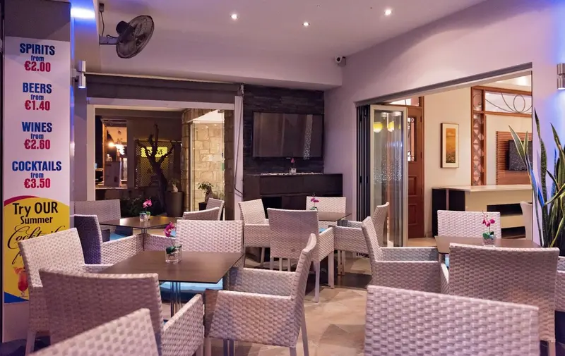 Un espace de restauration avec des tables et des chaises claires.