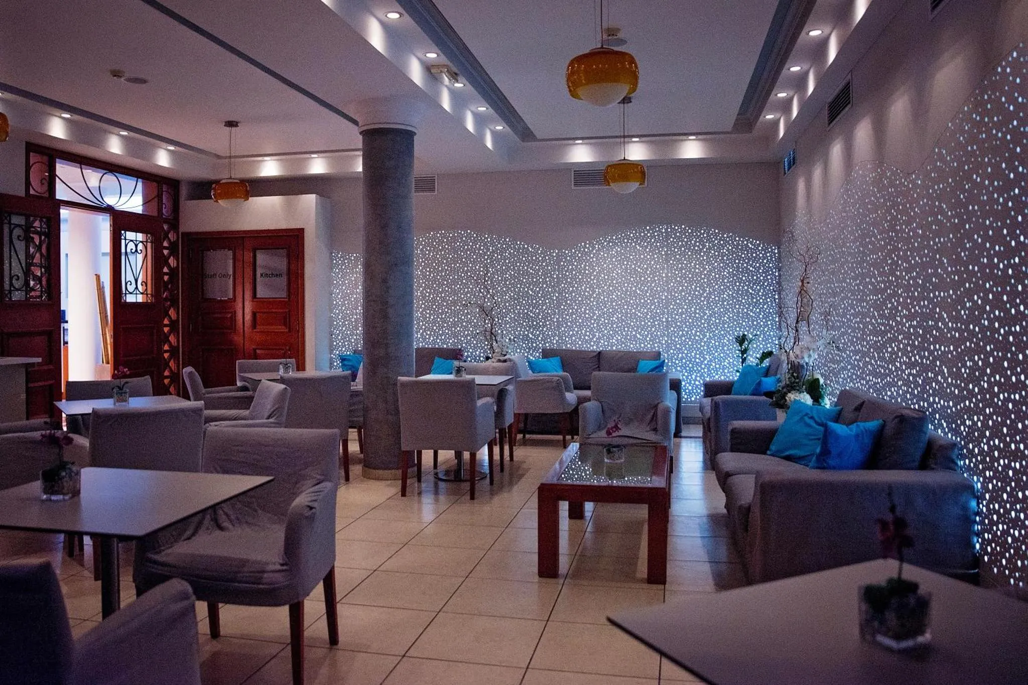 Espace de détente avec canapés et tables basses dans un intérieur moderne.