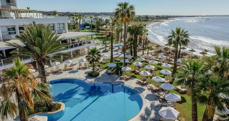 Vue aérienne d'un complexe hôtelier avec piscine et plage.