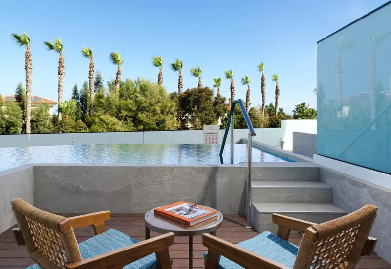 Terrasse avec piscine et mobilier de jardin.
