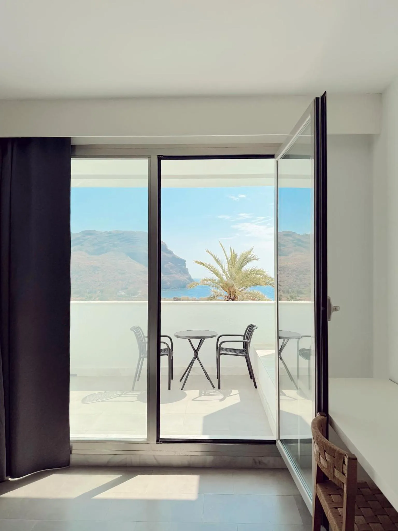 Une vue sur la mer depuis une terrasse ensoleillée.