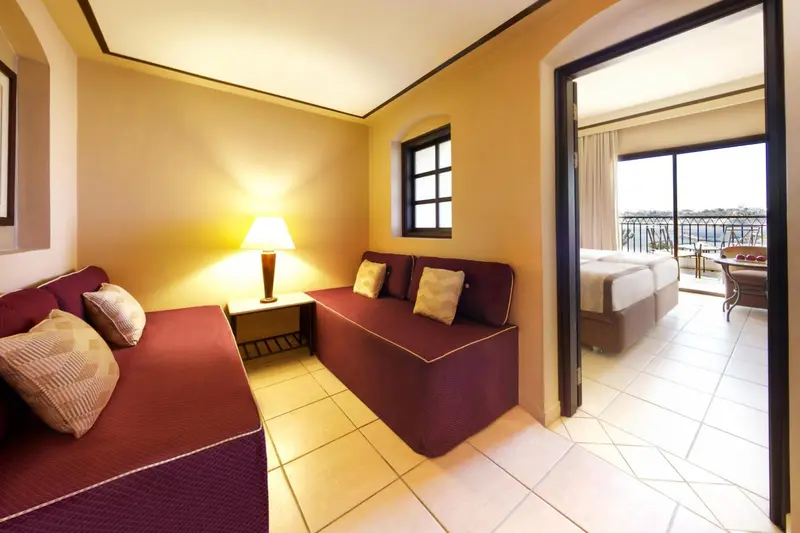 Espace de vie intérieur avec canapé et lit.