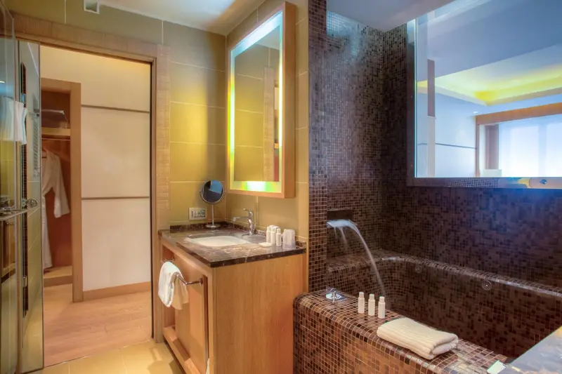 Une salle de bain moderne avec une douche à l'italienne et une baignoire.