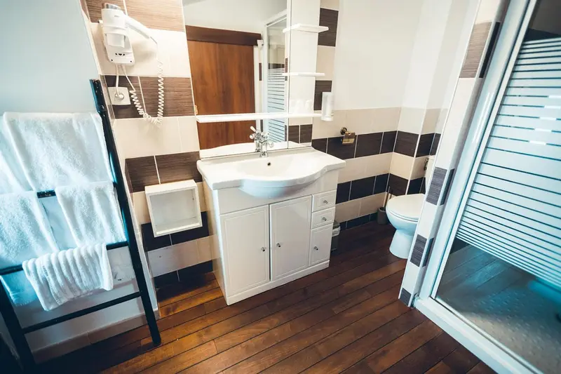 Une salle de bain moderne avec douche et lavabo.