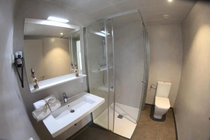 Une salle de bain moderne avec douche à l'italienne et lavabo.