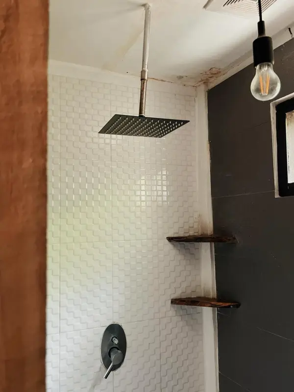 Une douche à l'italienne avec des étagères murales.