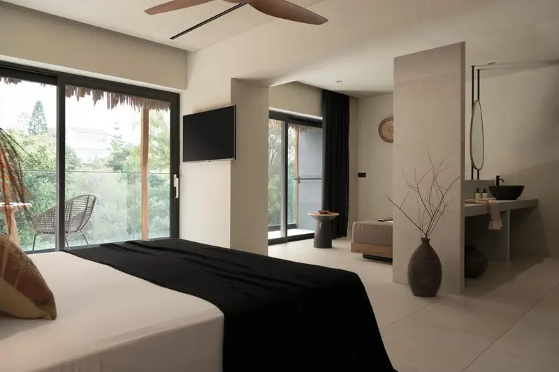 Une chambre moderne avec un grand lit et un accès à une terrasse.