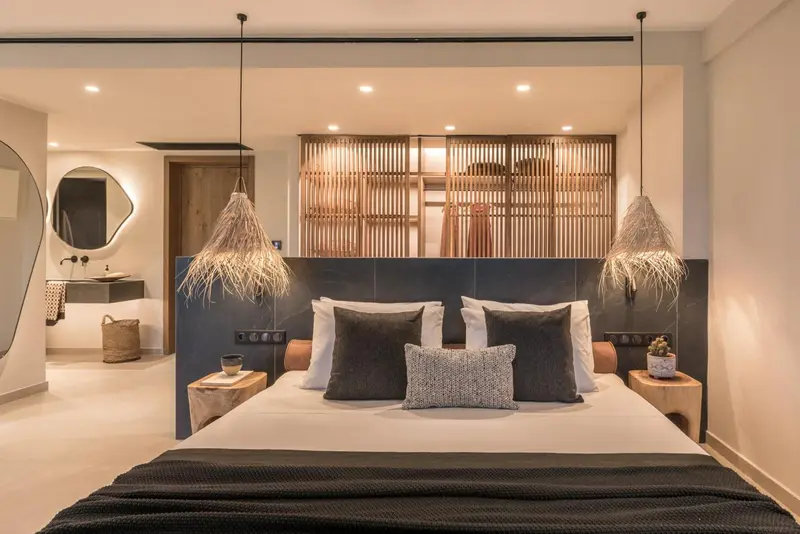 Une chambre à coucher moderne avec un grand lit et une décoration sobre.