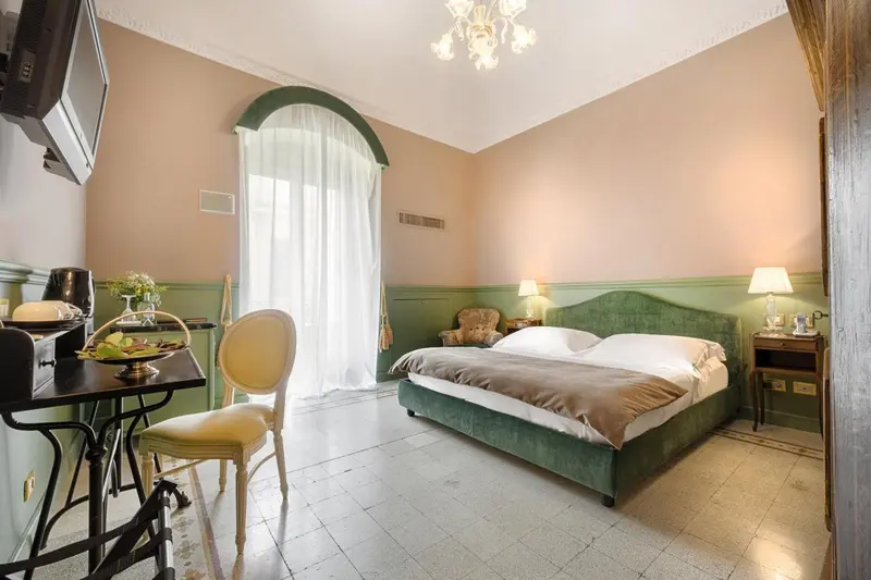 Une chambre lumineuse avec un lit à baldaquin et un coin repas.