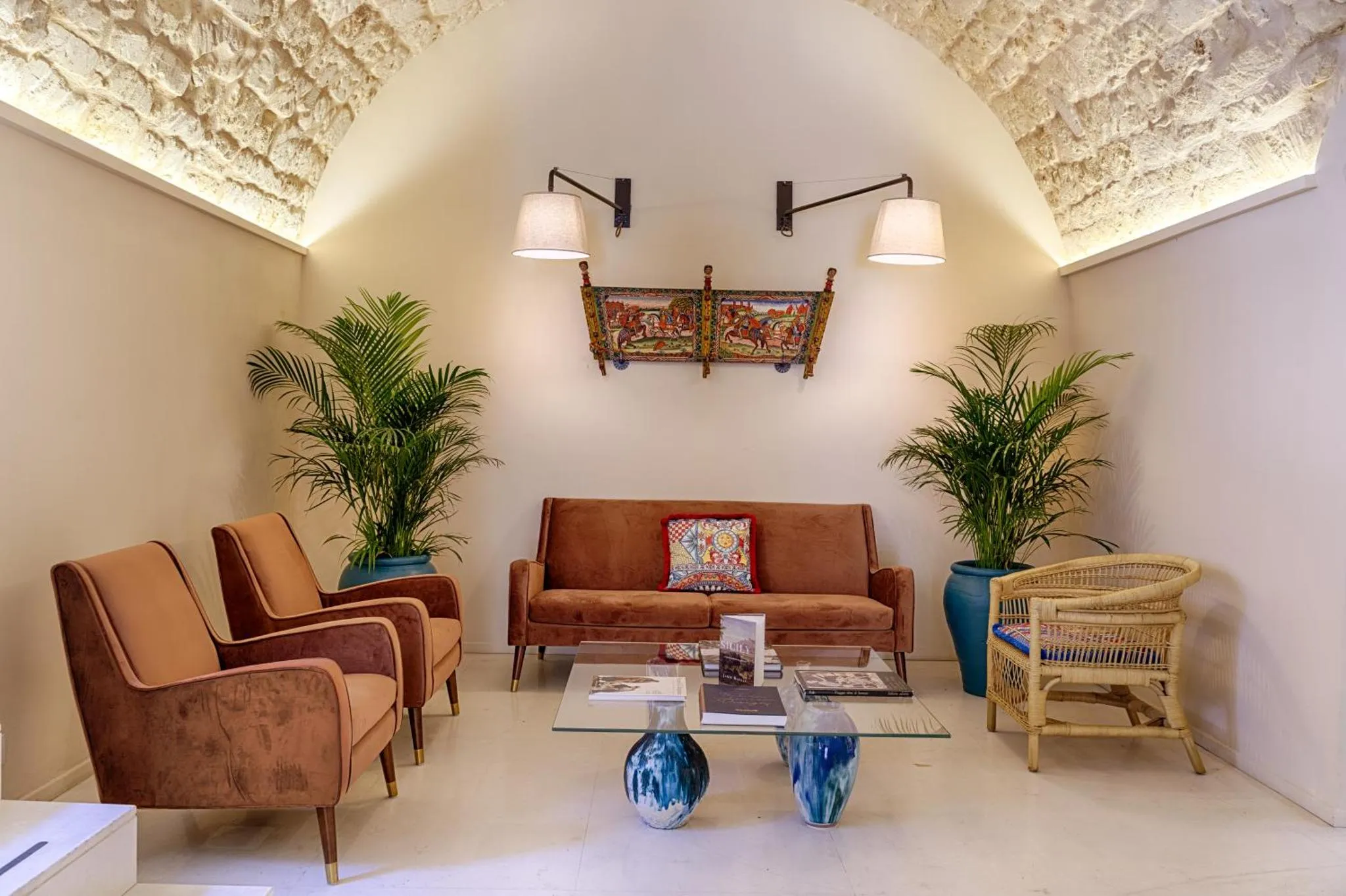 Un espace de détente intérieur avec canapés et plantes.