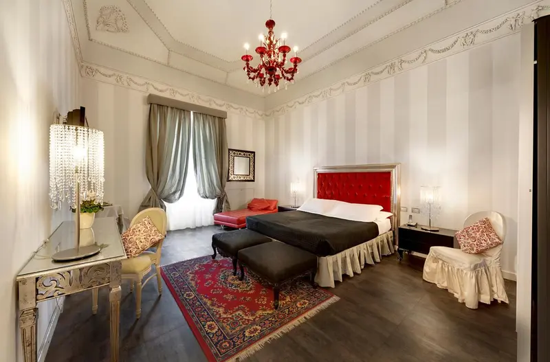Une chambre élégante avec un grand lit et des lustres décoratifs.