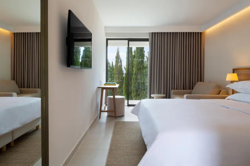 Chambre lumineuse avec un lit et un espace détente.