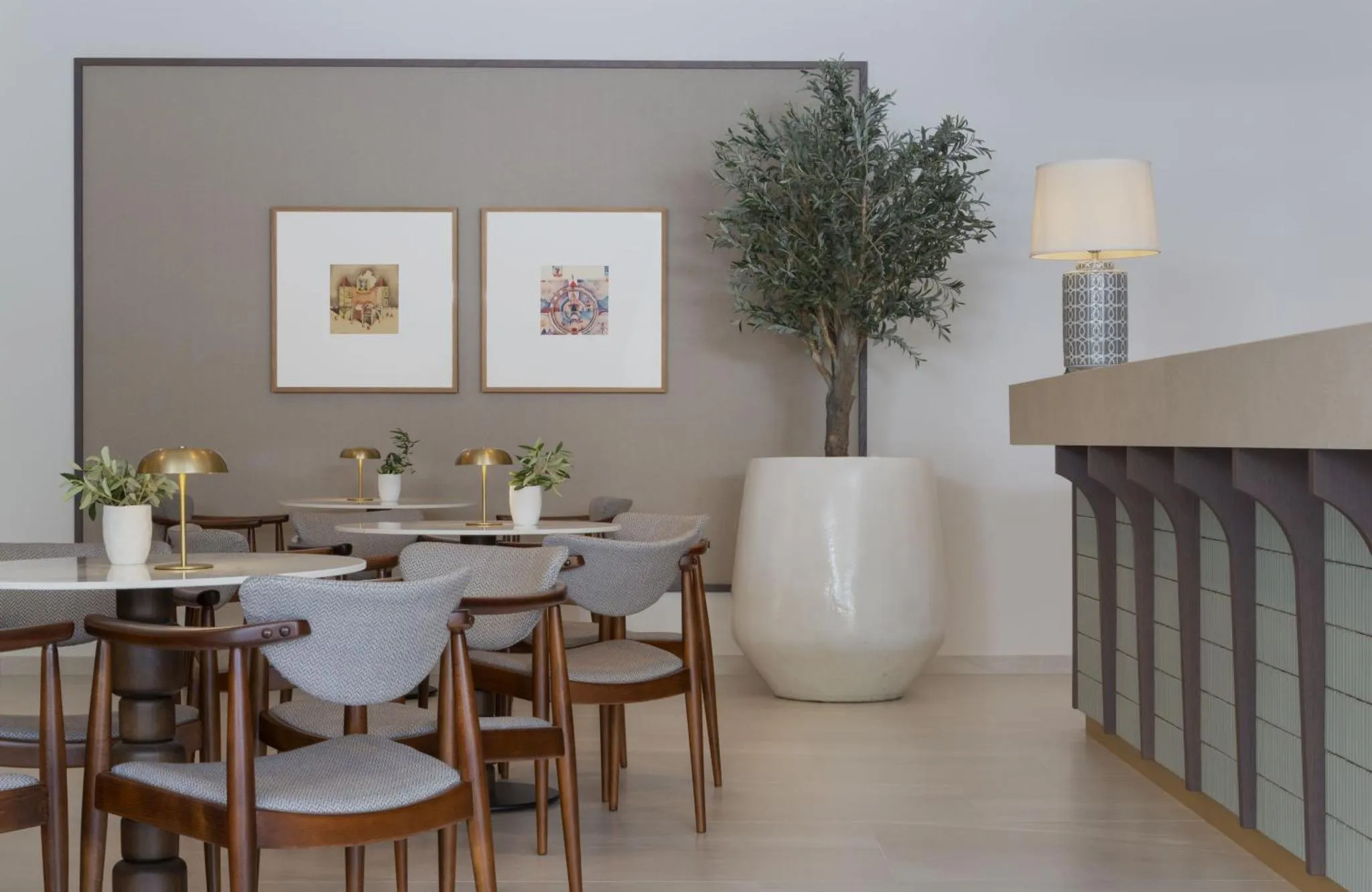 Une salle à manger lumineuse avec des tables et des chaises.