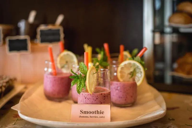 Assiette de smoothies aux fruits frais et à la menthe.