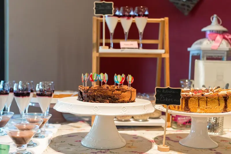 Présentation de desserts variés sur un buffet.