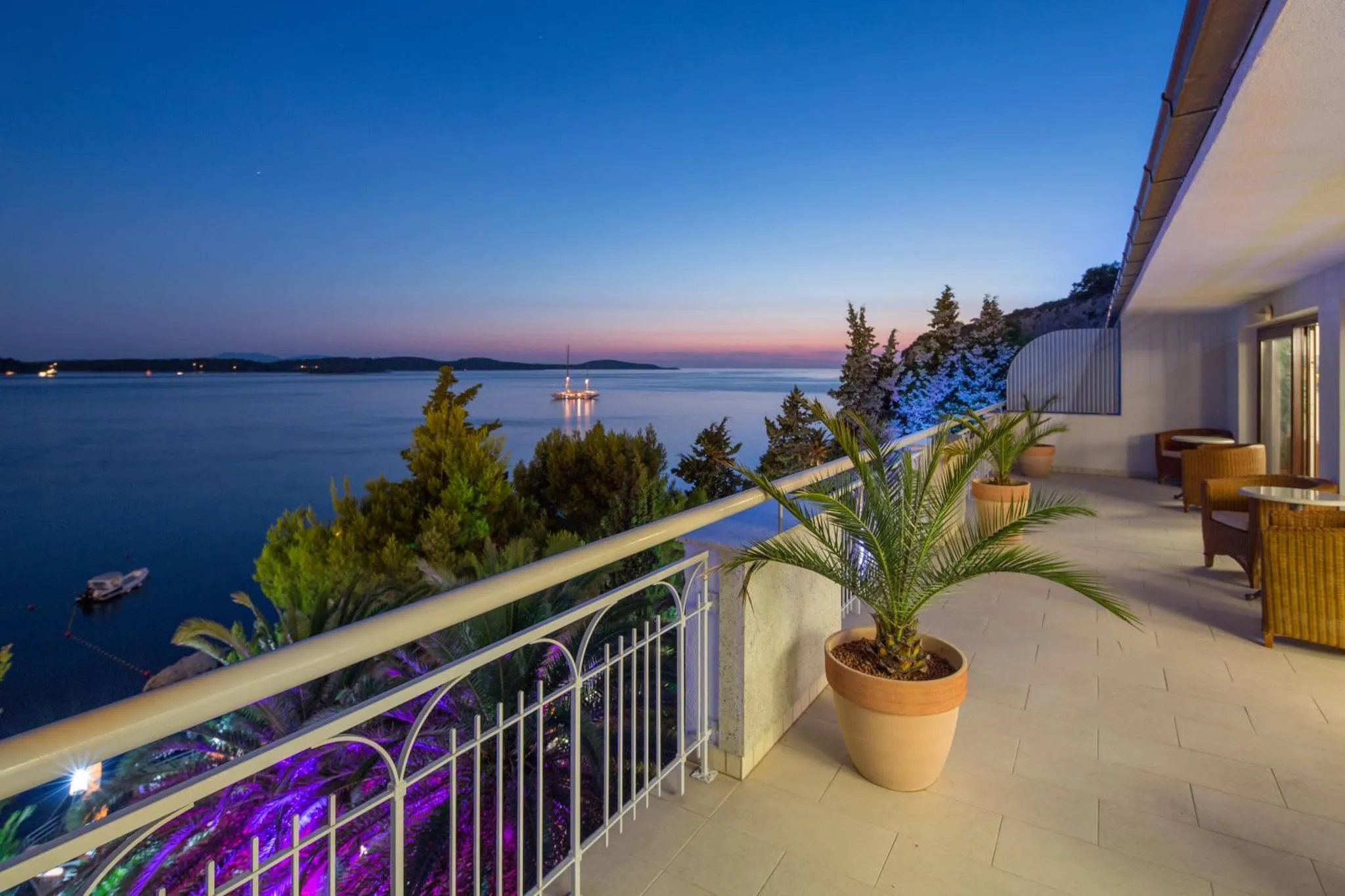 Terrasse avec vue sur la mer au crépuscule.