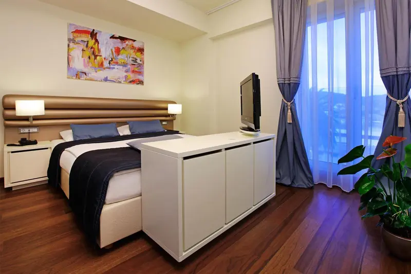 Une chambre lumineuse avec un grand lit et une décoration moderne.