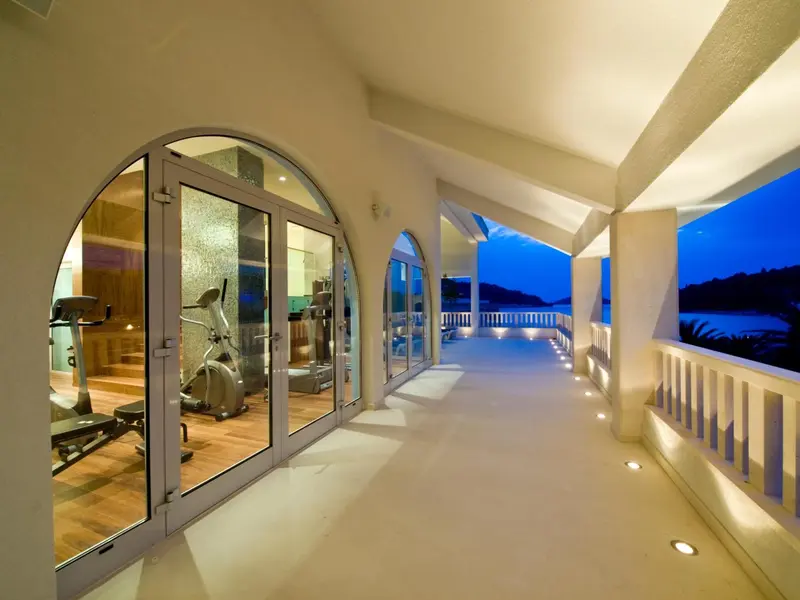 Terrasse lumineuse avec vue sur la mer au crépuscule.