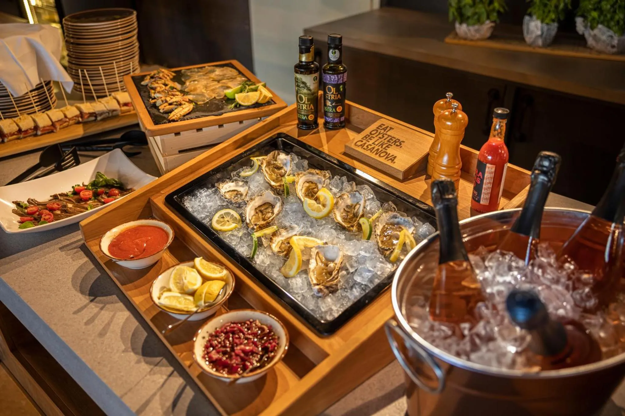 Un buffet propose une variété de plats froids, notamment des fruits de mer et des sandwichs.