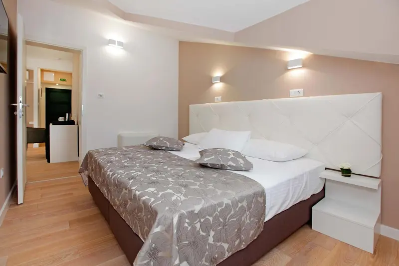 Une chambre lumineuse avec un grand lit et une décoration moderne.