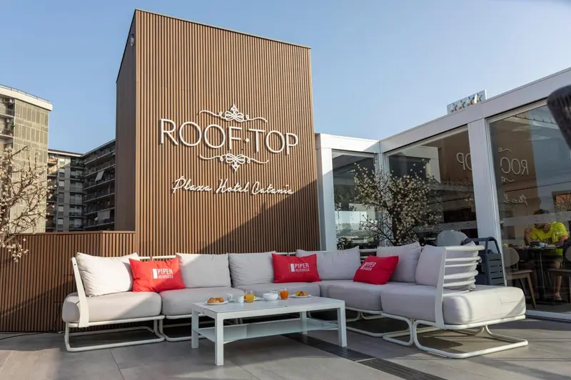 Salon d'extérieur avec canapés et table basse sur une terrasse.