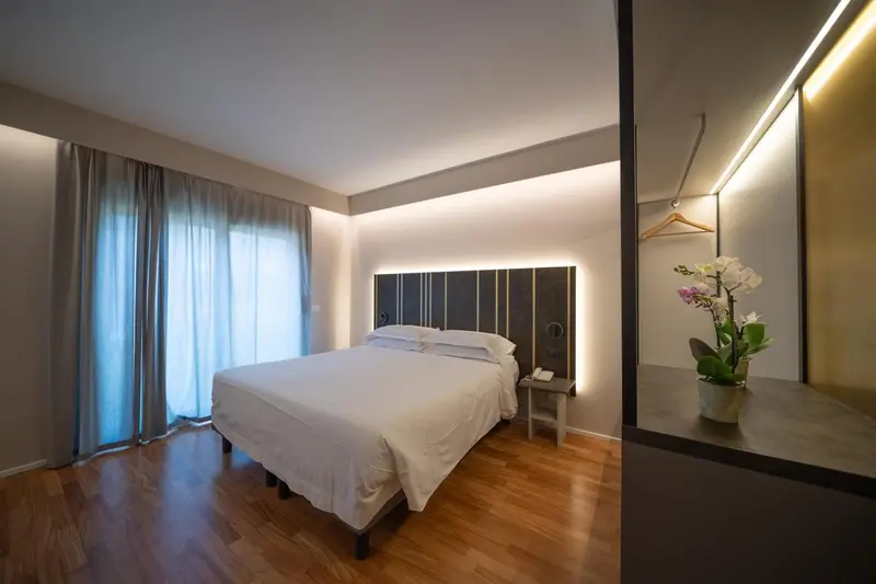 Une chambre lumineuse avec un grand lit et un éclairage moderne.