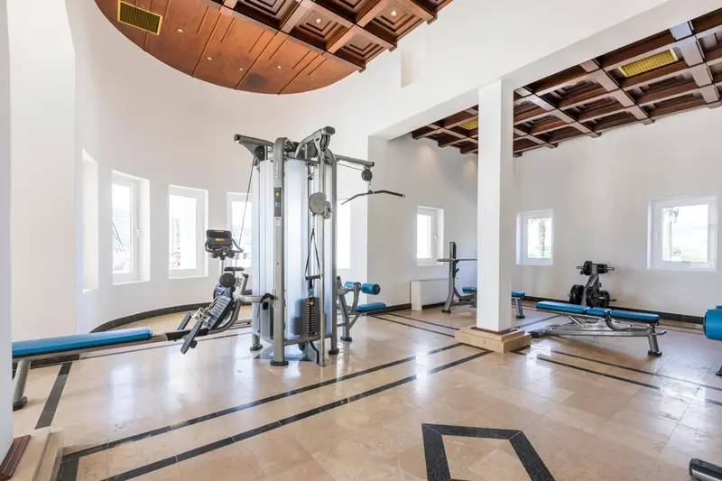 Une salle de sport lumineuse avec des équipements de musculation.