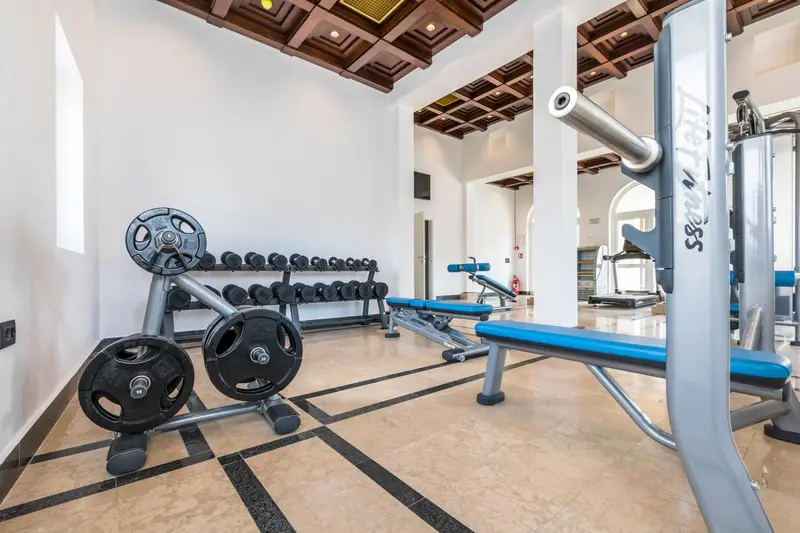 Une salle de sport lumineuse avec des équipements de musculation.