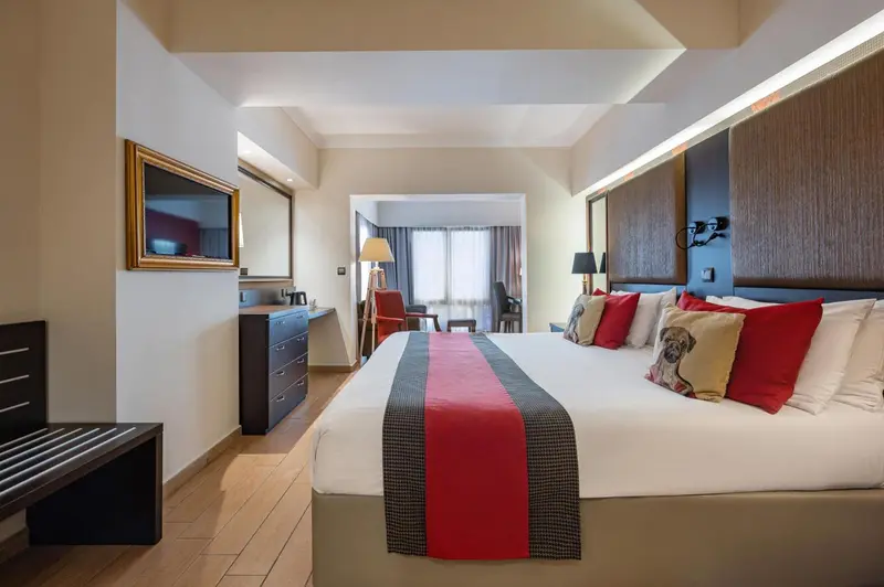 Une chambre d'hôtel lumineuse avec un grand lit et une décoration moderne.