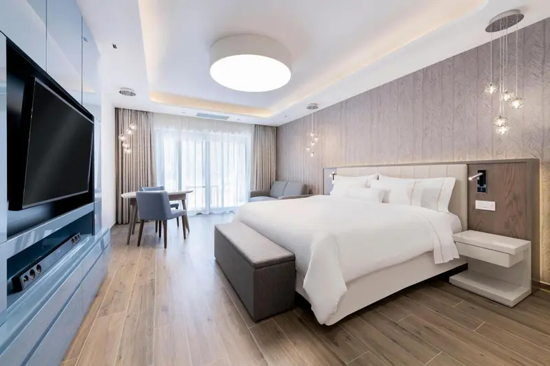 Une chambre moderne avec un grand lit et un espace repas.