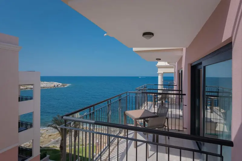 Balcon avec vue sur la mer et le littoral rocheux.