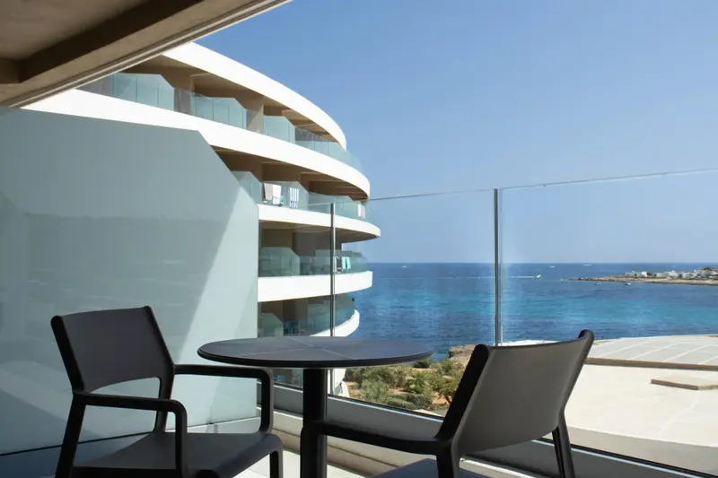 Terrasse avec mobilier d'extérieur donnant sur la mer.