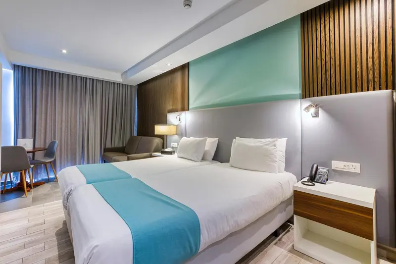 Une chambre d'hôtel moderne avec un grand lit et un coin salon.