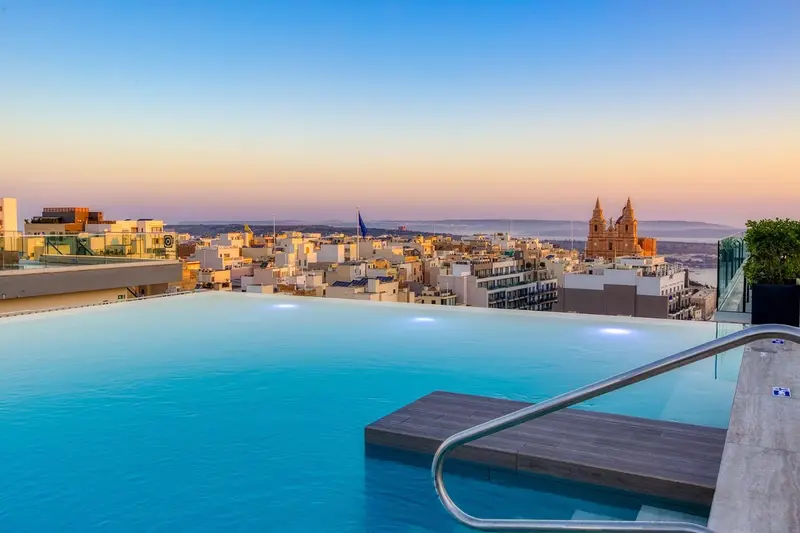 Vue aérienne sur une ville côtière depuis une piscine à débordement.