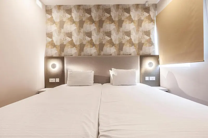 Une chambre avec un grand lit et un mur décoratif.