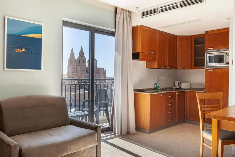 Une cuisine ouverte sur un espace de vie avec vue sur la ville.