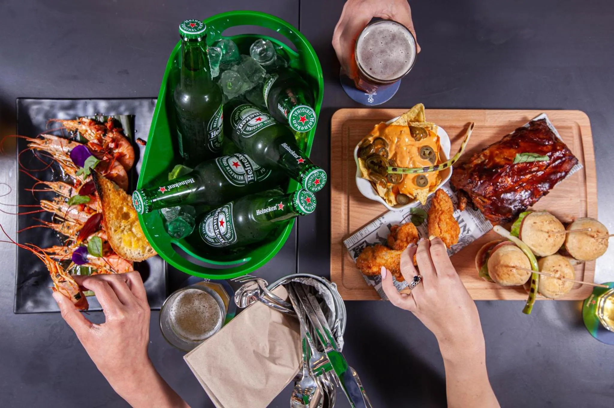 Une table est garnie de boissons, de collations et de plats préparés.