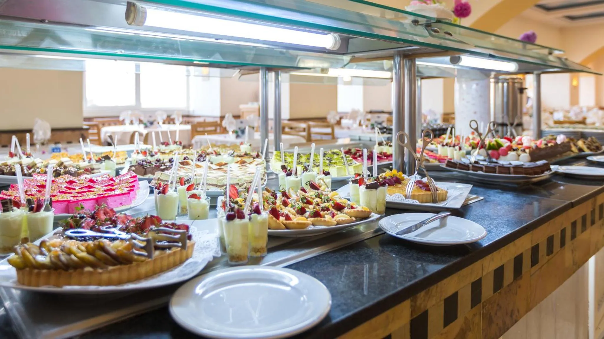Un buffet propose une grande variété de pâtisseries et de desserts.