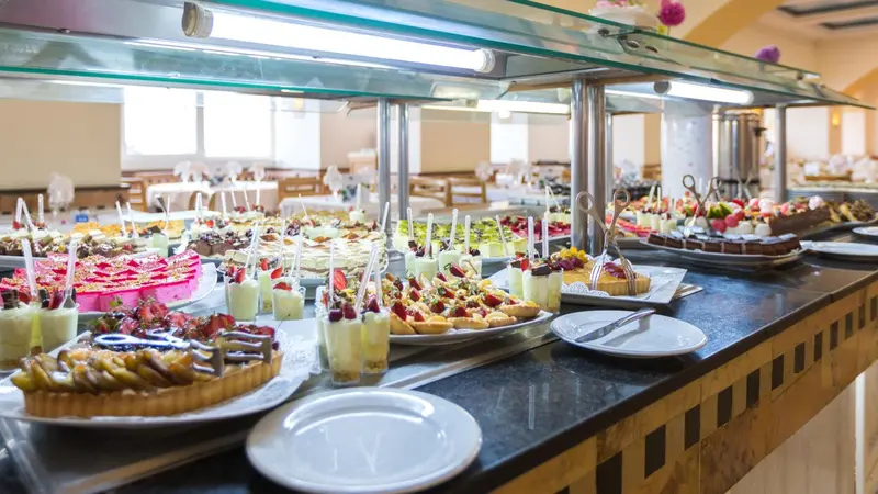 Un buffet propose une grande variété de pâtisseries et de desserts.