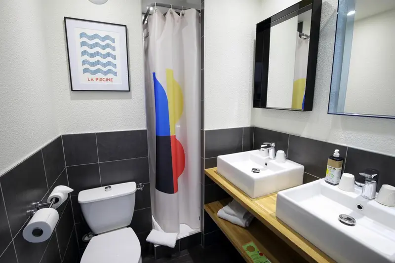 Une salle de bain moderne avec douche et toilettes.