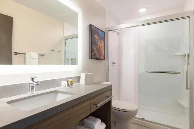 Une salle de bain moderne avec douche vitrée et lavabo.