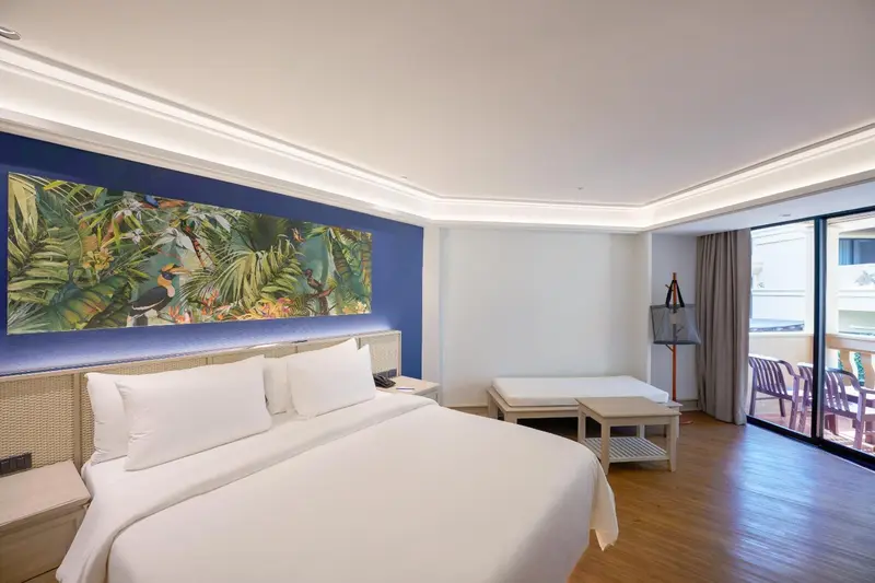 Une chambre lumineuse avec un grand lit et un accès à une terrasse.
