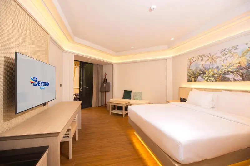 Une chambre lumineuse avec un grand lit et un espace détente.