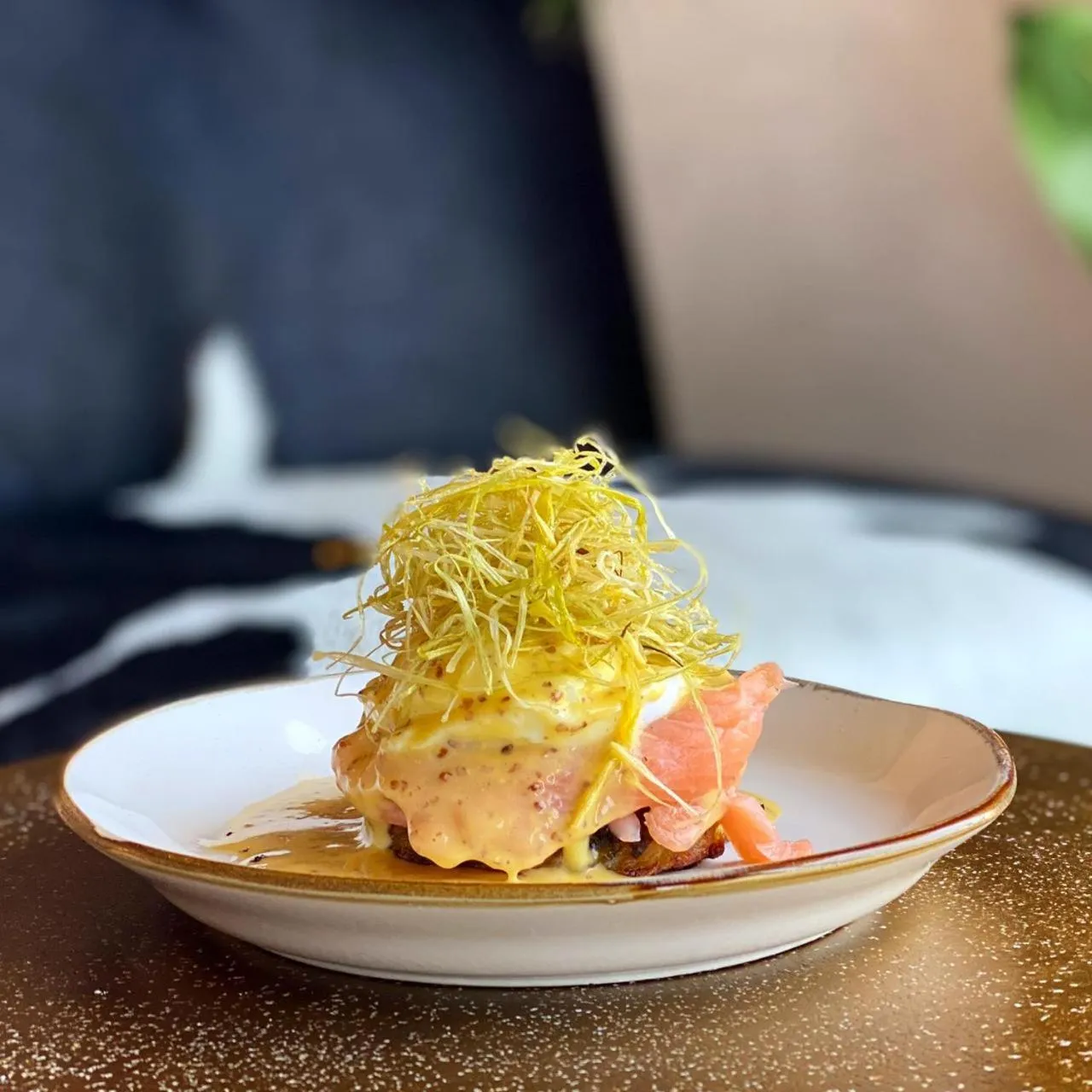 Assiette de nourriture décorée de filaments jaunes.